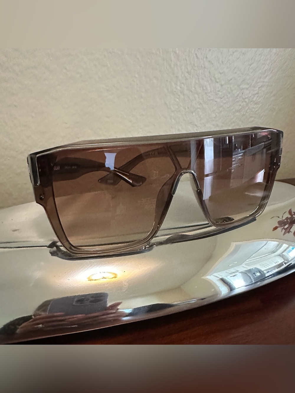 Quay Australia Tempo Unisex Sunglasses - Picture 5 of 5